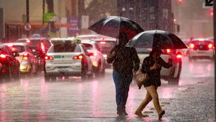 Duas pessoas durante uma chuva excessiva no Rio Grande do Sul