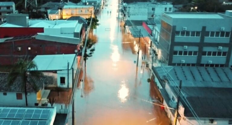 VÍDEO: Cidade gaúcha fica submersa após chuva forte