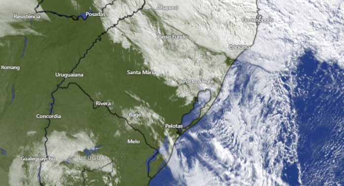 Imagem de satélite mostra nuvens sobre o Rio Grande do Sul; Chuva deve voltar somente quase 12 dias depois da última instabilidade