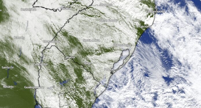 Imagem de satélite mostra nuvens de chuva sobre o Rio Grande do Sul