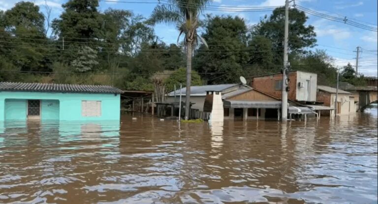 Chuva provoca enchente em cidade no Rio Grande do Sul e mil pessoas estão desabrigadas