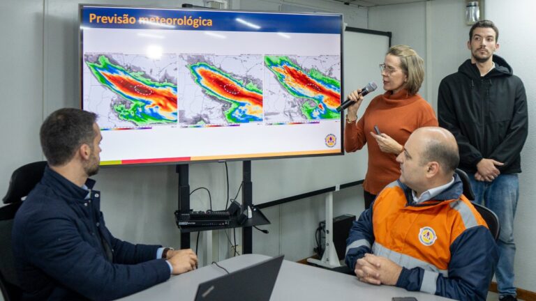Na foto, Eduardo Leite vê previsão de chuvas para o RS