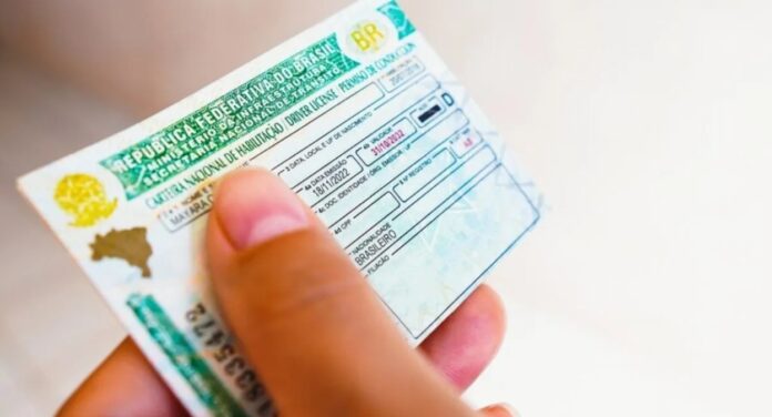 Mão segurando uma CNH; Documento agora pode ser feito de graça