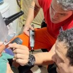 criança panela pressão cabeça