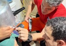 criança panela pressão cabeça