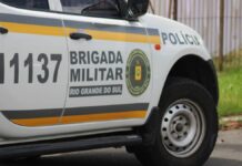 na foto, uma viatura da brigada militar após criminoso ser baleado em Canoas