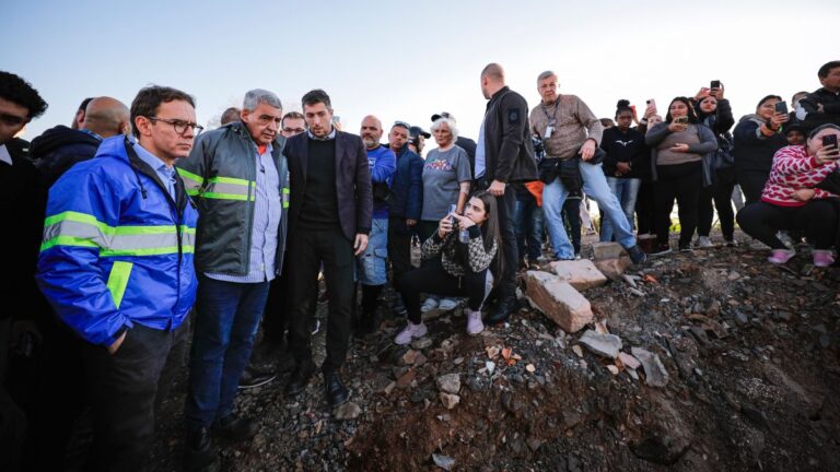prefeito de Porto Alegre Sebastião Melo no dique do Sarandi