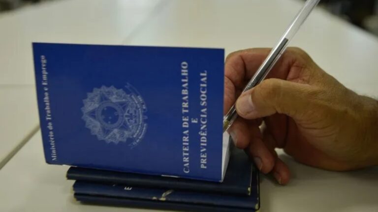 Na foto, uma carteiira de trabalho emprego em Canoas