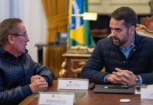 na foto, eduardo leite e airton souza discutem sistema de proteção contra enchentes de Canoas