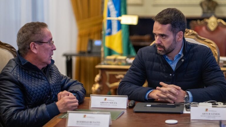 na foto, eduardo leite e airton souza discutem sistema de proteção contra enchentes de Canoas