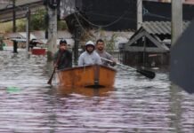 Imagem mostra moradores do Rio Grande do Sul durante enchentes que atingiram o Estado; Estudo aponta que eventos extremos devem ser mais frequentes