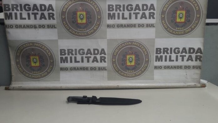 na foto, faca utilizada em crime dentro de farmácia em Porto Alegre