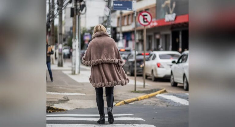 Foto de pessoa no frio do Rio Grande do Sul