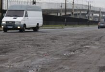 Na foto, buracos na Avenida Guilherme Schell em Canoas