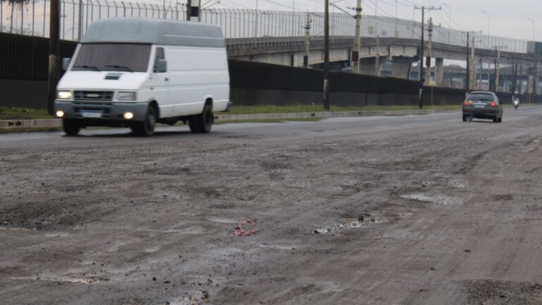 Na foto, buracos na Avenida Guilherme Schell em Canoas