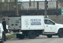 Na foto, um carro do instituto geral de perícias na ocorrência de homem encontrado morto em canoas