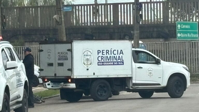 Na foto, um carro do instituto geral de perícias na ocorrência de homem encontrado morto em canoas