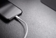 Saiba se tirar o celular da tomada antes dos 100% pode prejudicar sua bateria