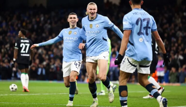 Jogador do City, Haland, comemorando gol com a equipe