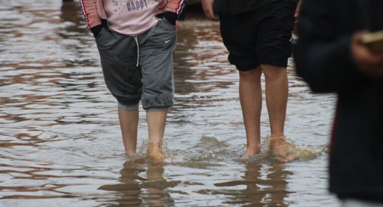 Especialistas temem aumento de casos de leptospirose após inundações no RS