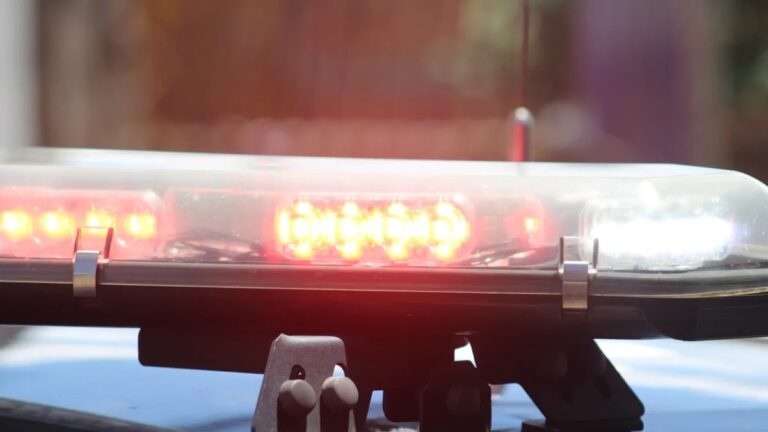 Imagem de um giroflex de viatura de polícia de um caso onde uma filha matou a mãe em Canoas