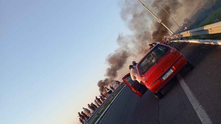Moradores atingidos pela enchente protestam em Canoas