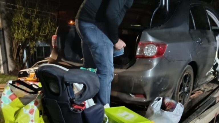 mulher arrasta carro