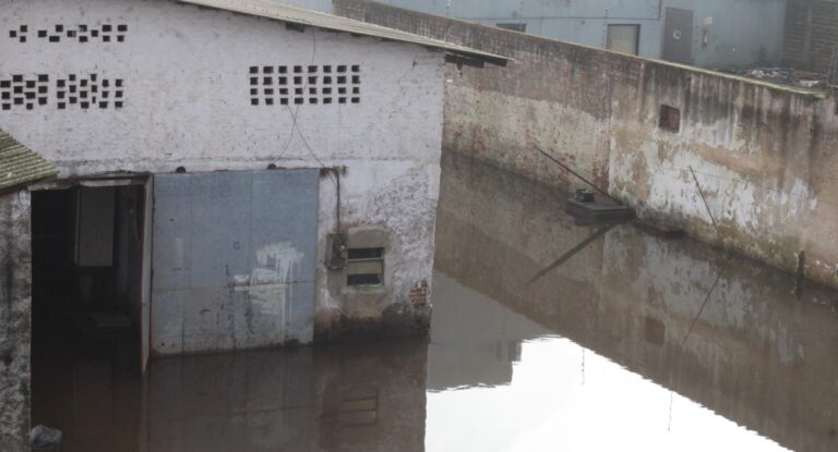 Imagem mostra empresa alagada no bairro Niterói após elevação no nível do Rio Gravataí, em Canoas
