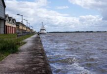 Foto mostra nível do Guaíba em Porto Alegre, Rio Grande do Sul.