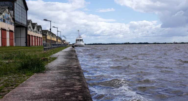 Foto mostra nível do Guaíba em Porto Alegre, Rio Grande do Sul.