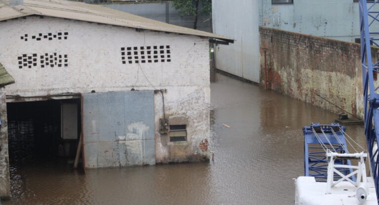 Canoas: Rio Gravataí sobe e invade empresas