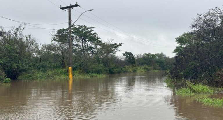 Canoas: Rio dos Sinos transborda e inunda Praia do Paquetá
