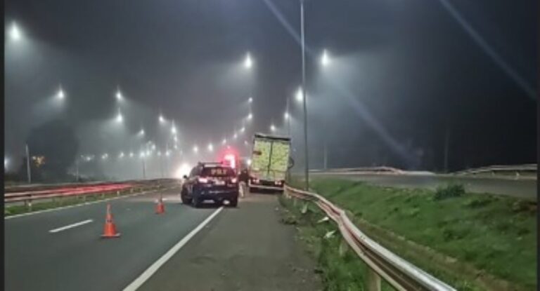 BR-386: Motorista fica gravemente ferido após caminhão ser atingido por pedra