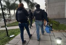 na foto, policia civil prende criminoso em Canoas
