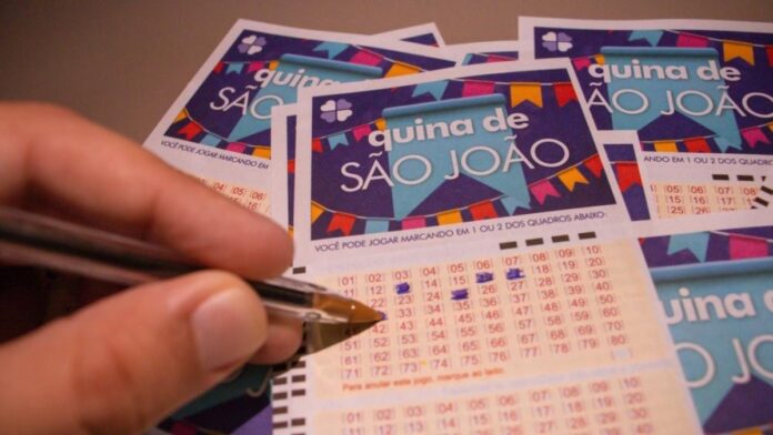 na foto está o bilhete da Quina de São João