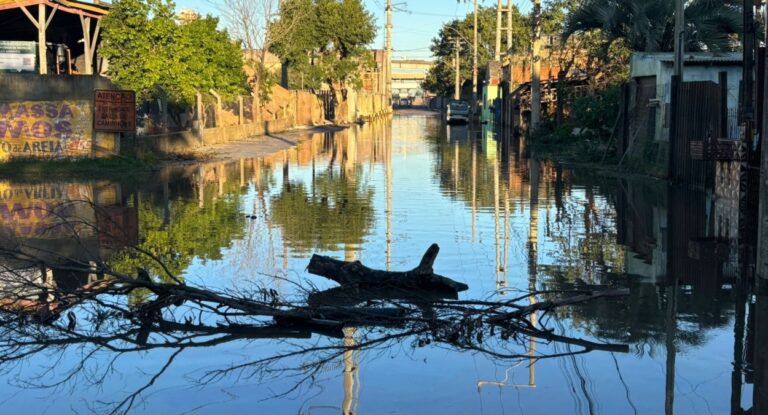 Canoas: Rua do Rio Branco está alagada após nível do Rio Gravataí subir
