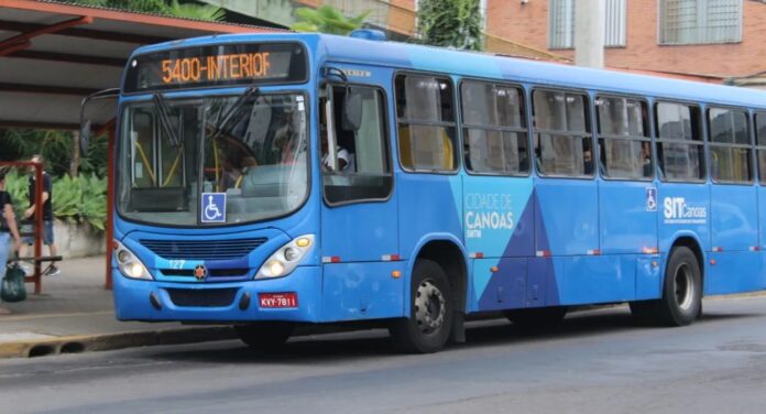 Foto de ônibus da Sogal em uma parada de Canoas