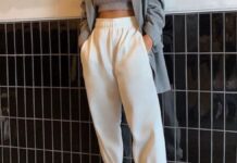 Mulher usando calça jeans que é tendência no inverno de 2025