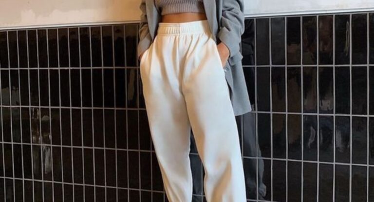 Mulher usando calça jeans que é tendência no inverno de 2025