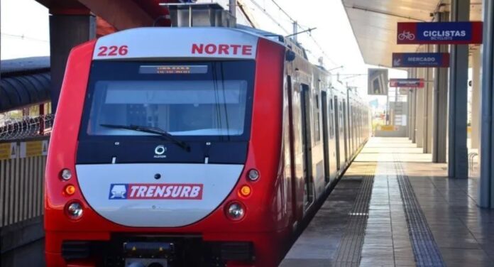 Trem da Trensurb saindo da estação