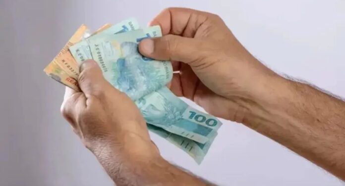 Imagem mostra pessoa contando notas de dinheiro; Duas moradoras de Canoas ganharam R$ 3 mil no Tri Legal