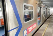 Trem da Trensurb saindo da estação
