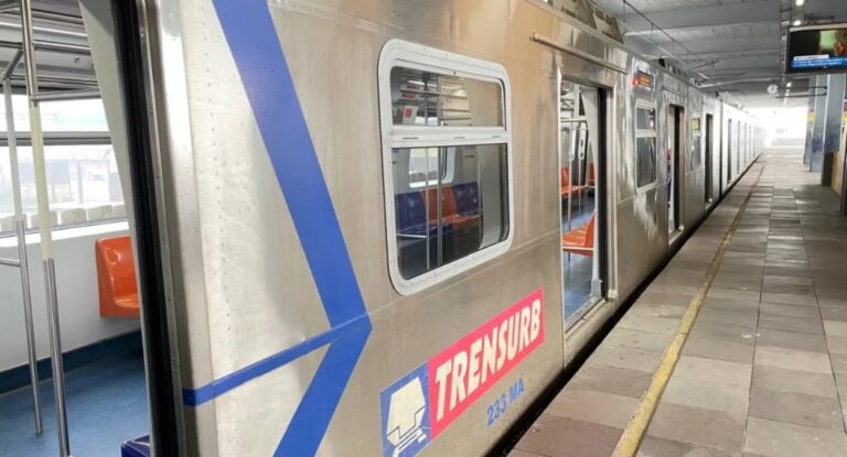 Trem da Trensurb saindo da estação