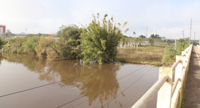 Foto do rio Gravataí em Canoas, Rio Grande do Sul. Vento faz águas represarem e prejudica escoamento