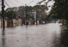 Imagem mostra rua alagada no Rio Grande do Sul onde moradores poderão ter chance de receber o Pix do Volta Por Cima