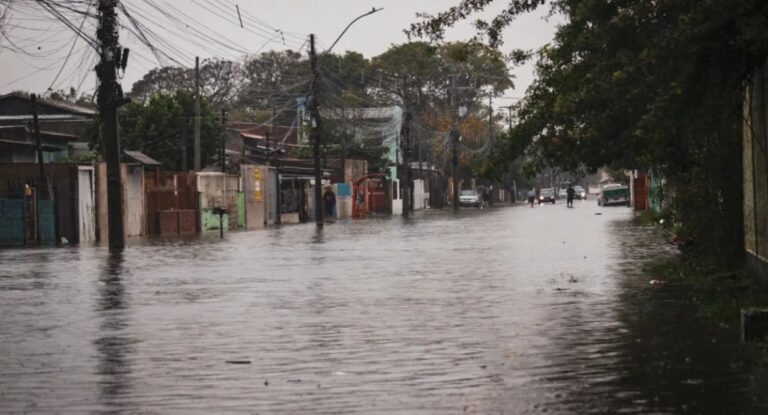 Imagem mostra rua alagada no Rio Grande do Sul onde moradores poderão ter chance de receber o Pix do Volta Por Cima