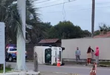 Caminhão de entregas se envolve em acidente e capota em Canoas