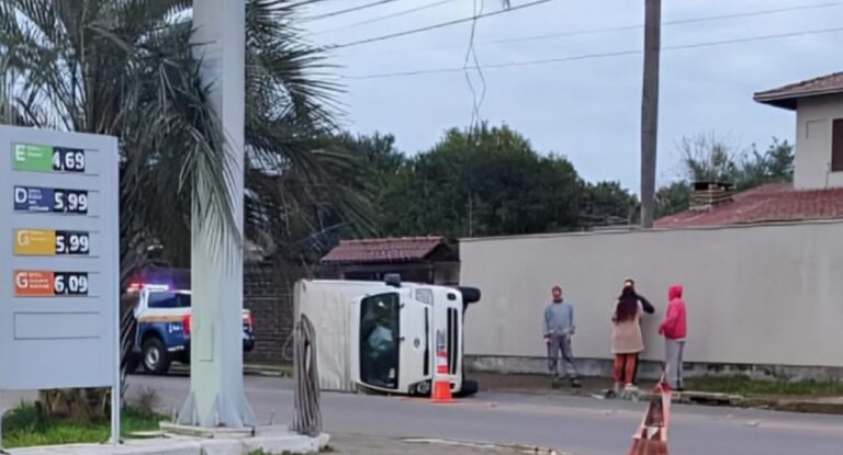 Caminhão de entregas se envolve em acidente e capota em Canoas