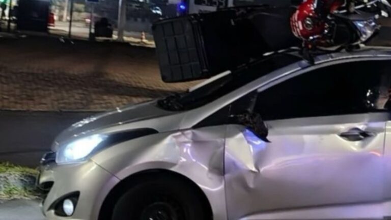 Na foto, o carro que se envolveu no acidente em Canoas