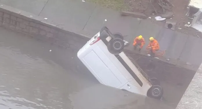 Na foto, o carro que caiu no Arroio Dilúvio